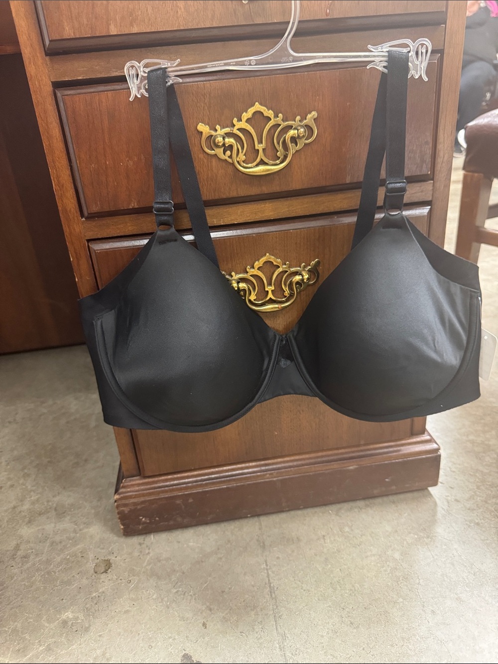 Olga Black Smooth T-Shirt Bra with Underwire Support NWOT Size 42D